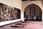 Exposición Make Bacon. En la foto, la gigantesca instalación titulada Haití otro Guernica
