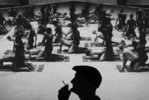 El artista Santiago Sierra, durante una proyección de su vídeo Los penetrados. "Probablemente sea pornografía", reconoce.- GORKA LEJARCEGI. Fotos de Larry Clark 